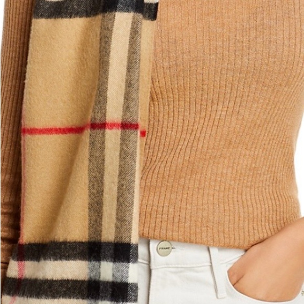 Stay warm in sophisticated style with Burberry's luxe cashmere scarf, brand new - Picture 3 of 5